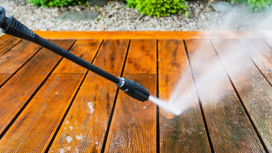 Altantvätt som återställer trallen och förlänger altanens livslängd